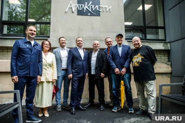 Памятная доска в честь группы «Агата Кристи» открылась в Екатеринбурге.  Она появилась у входа в ИРИ