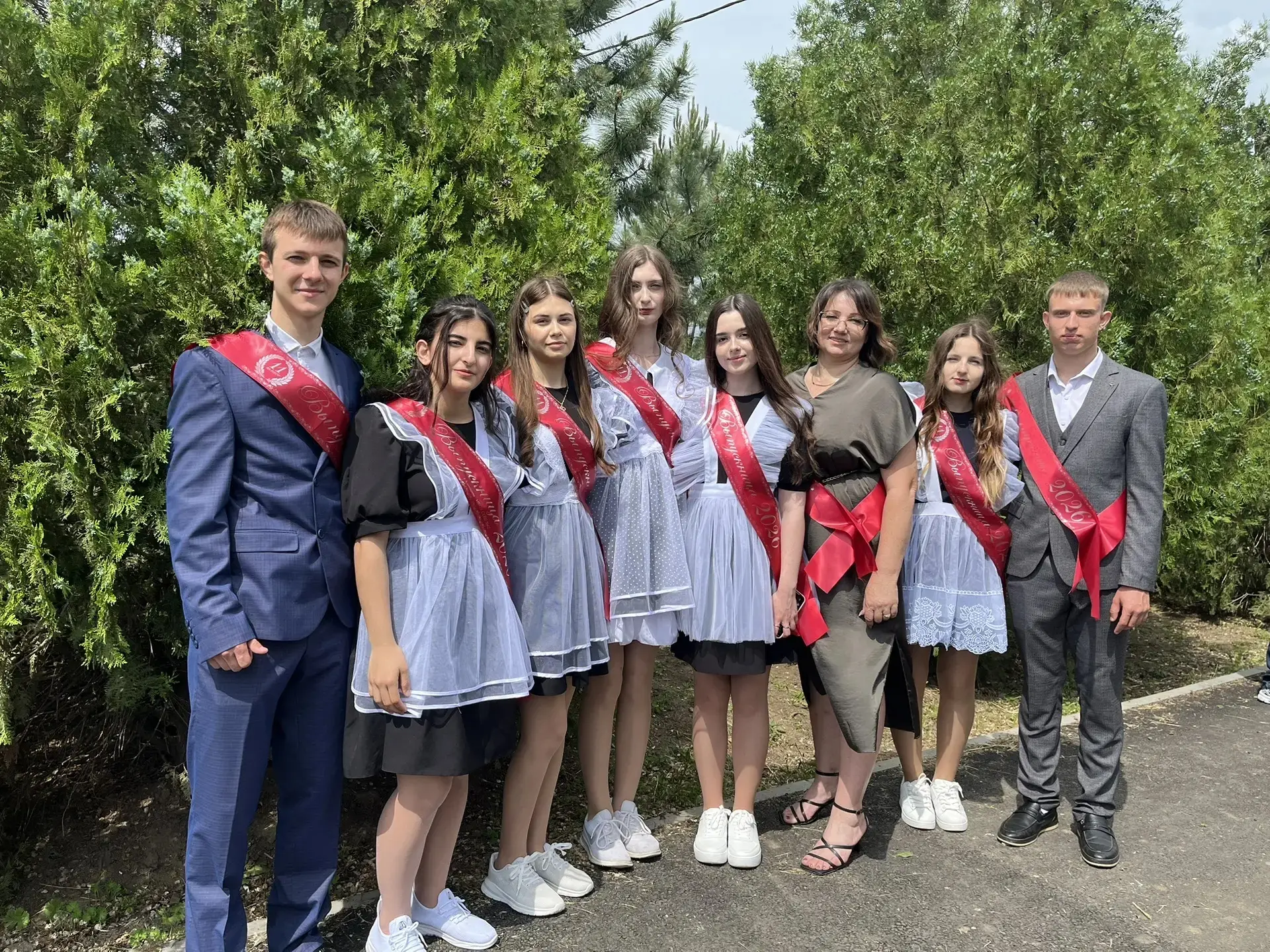 🎓 Делимся с вами тёплой порцией фотографий наших выпускников 9 и 11 классов! 📸