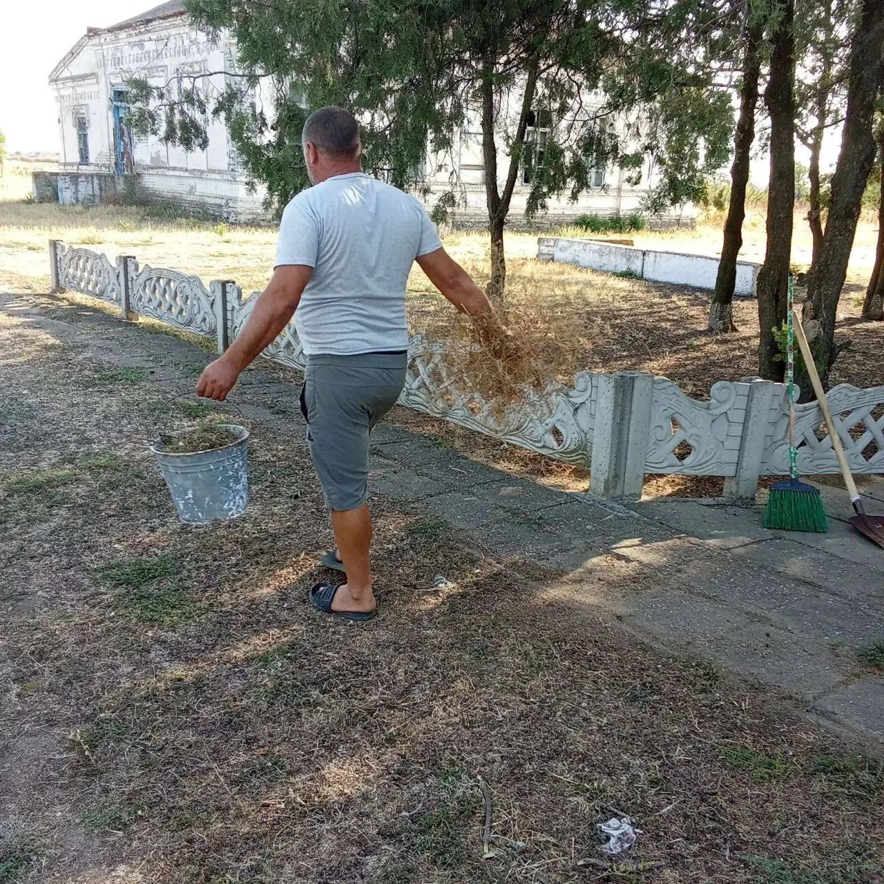 Сотрудники МБУ «Парки и скверы» выполнили в селе Райновка уборку мемориала.