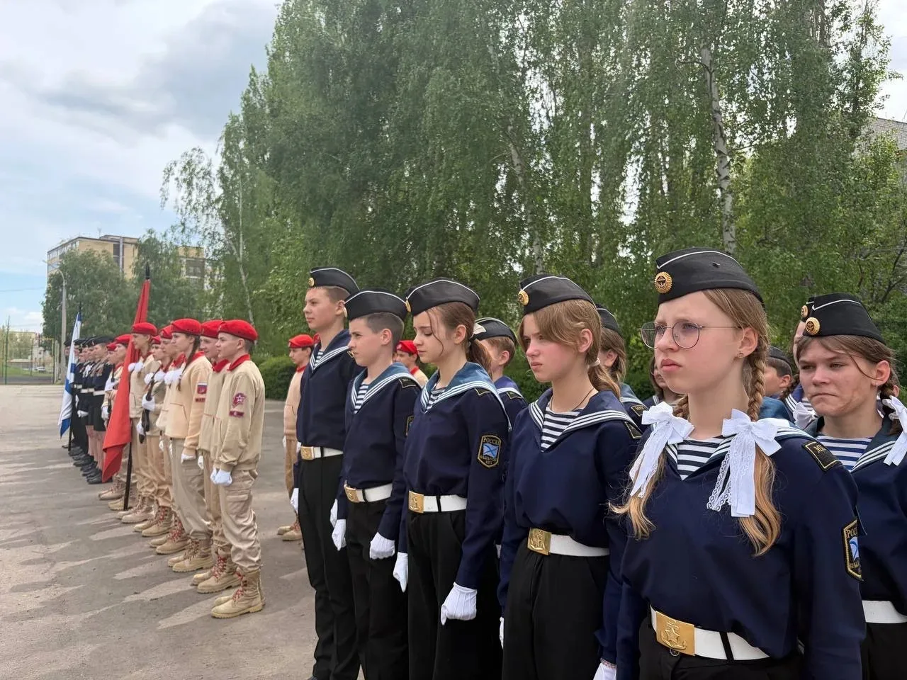Смотр строя и песни среди кадетских и юнармейского классов.  15 мая в нашей школе прошел смотр строя