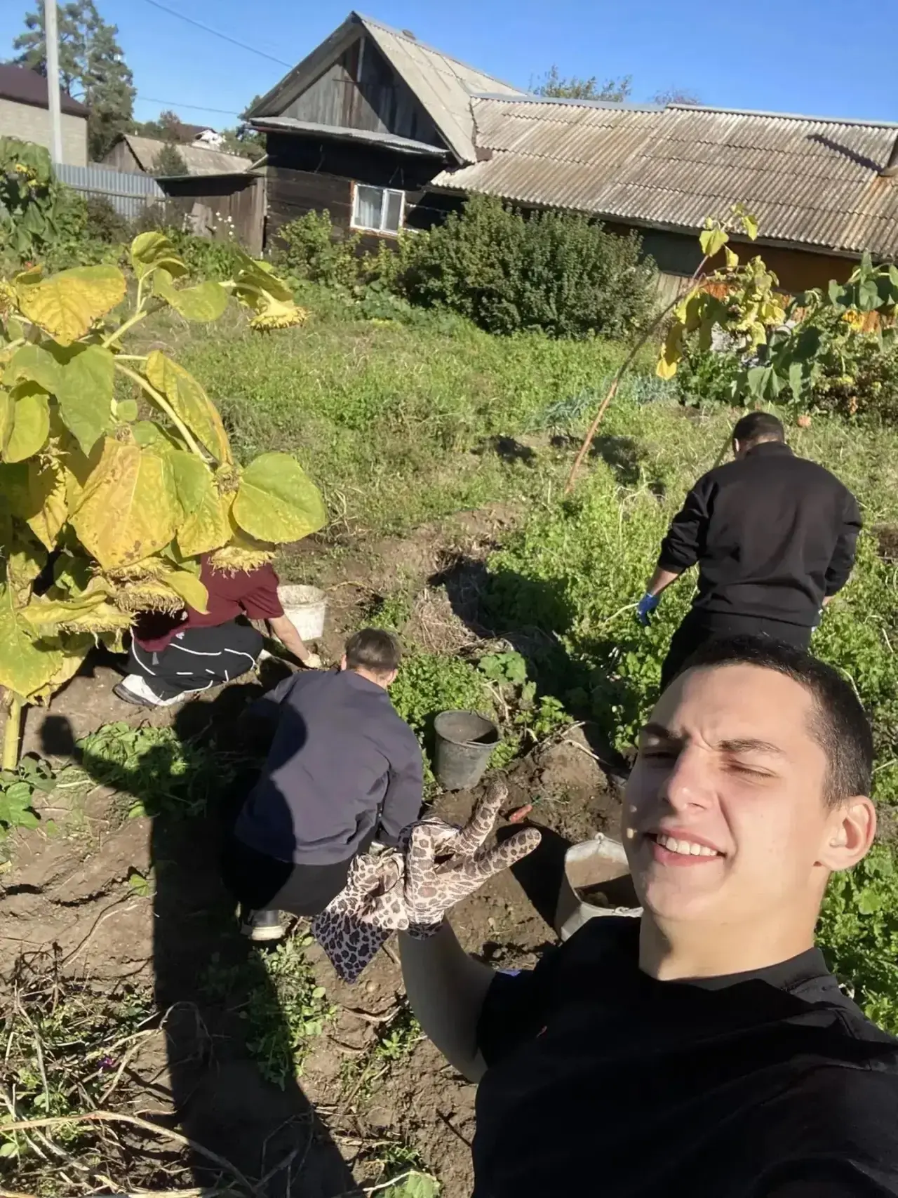 ❤️ Не оставили один на один с огородом: студенты АмИЖТ помогли маме бойца СВО