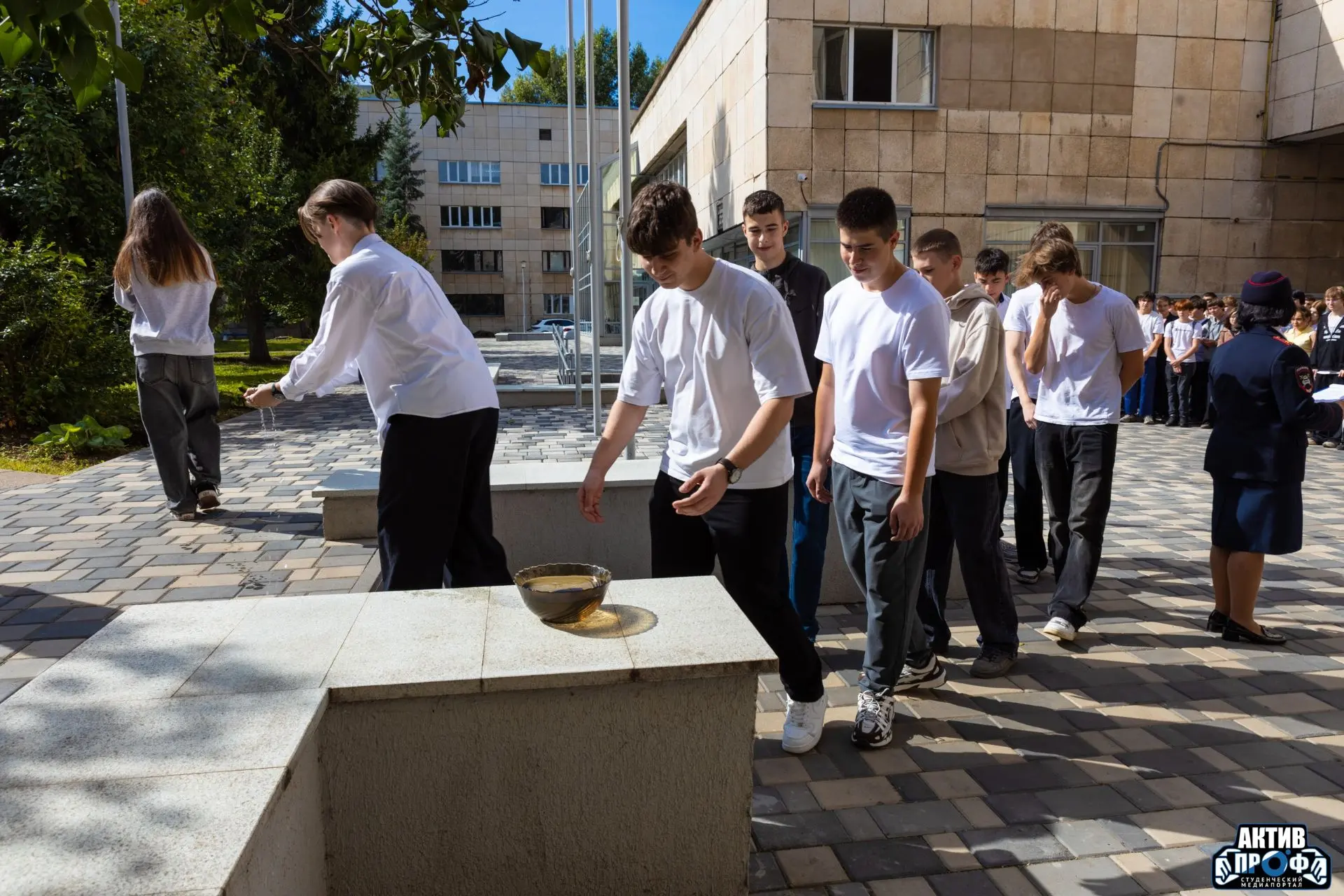 Помнить. Скорбеть. Жить.