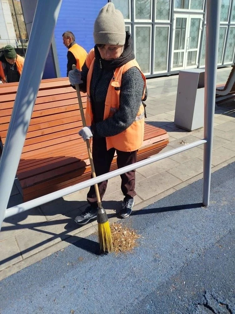 Коммунальщики Снежного продолжают благоустраивать территории общего пользования