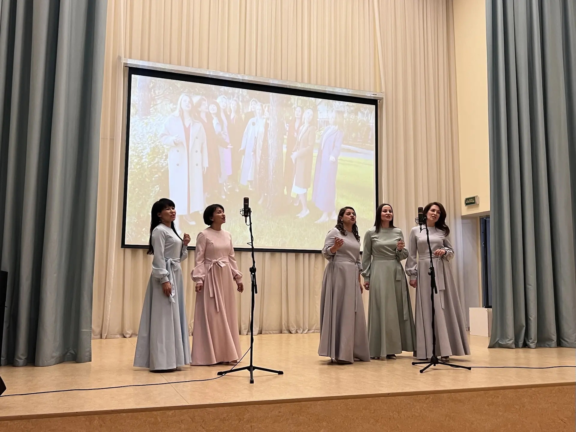 🙌 Единство семьи и школы  ⭐️ В малом зале нашей гимназии в преддверии Дня Победы состоялся сольный п