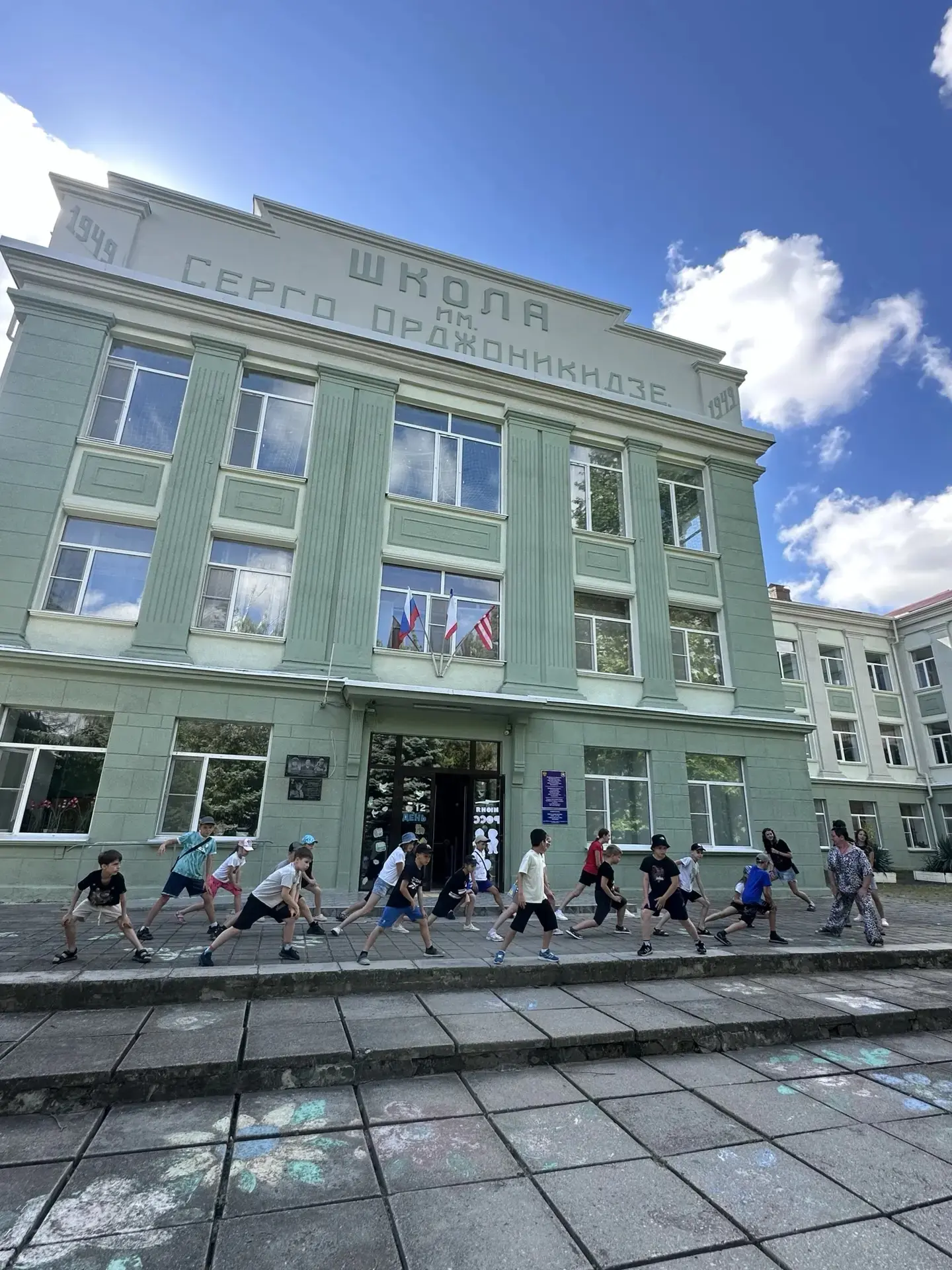 Кто зарядку делает с утра, тот бодр и счастлив целый день🏃