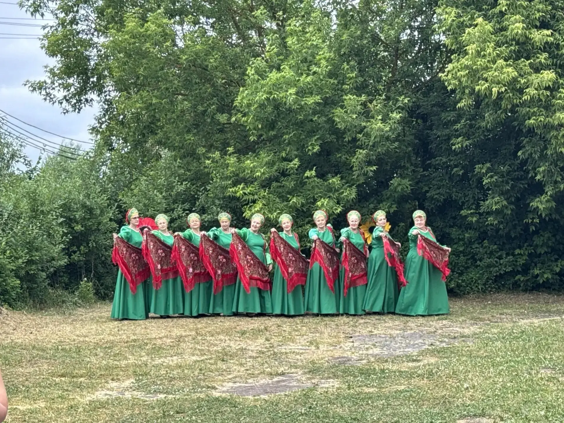 Россия- это красивые цветочные луга,белоснежные облака,радуга,белые березы,голубое небо,цветущие вес