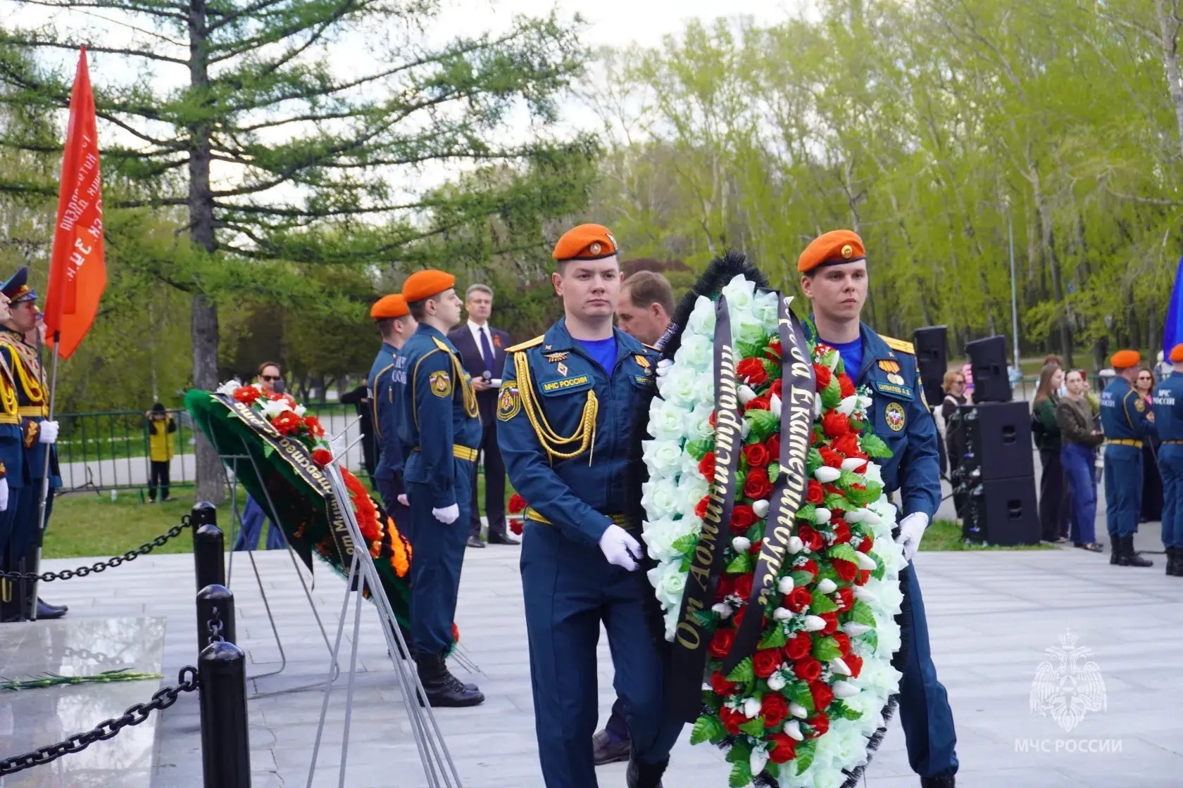 Свердловские огнеборцы почтили память воинов-спортсменов Урала  На аллее у Дворца Спорта состоялось 