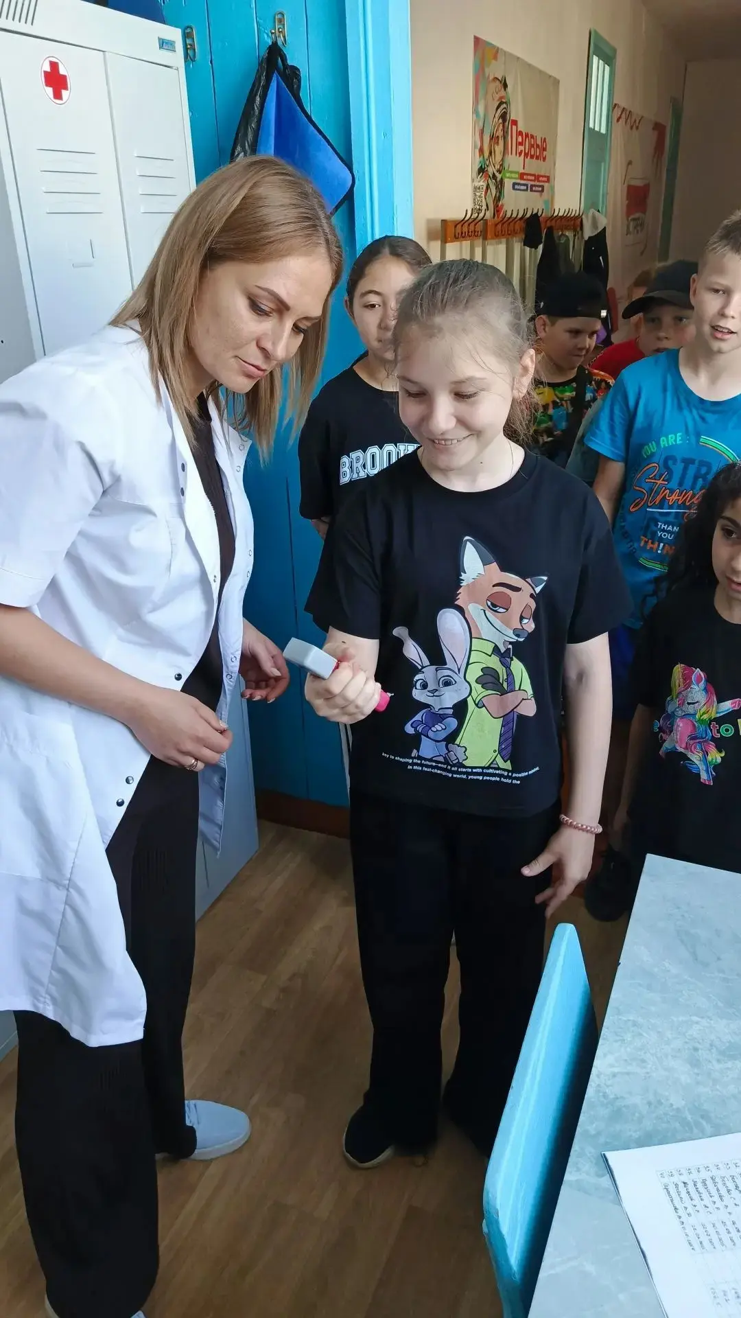 Медсестра Краснобородько А.С. в первые дни проводит профилактический осмотр детей, измеряет жизненну