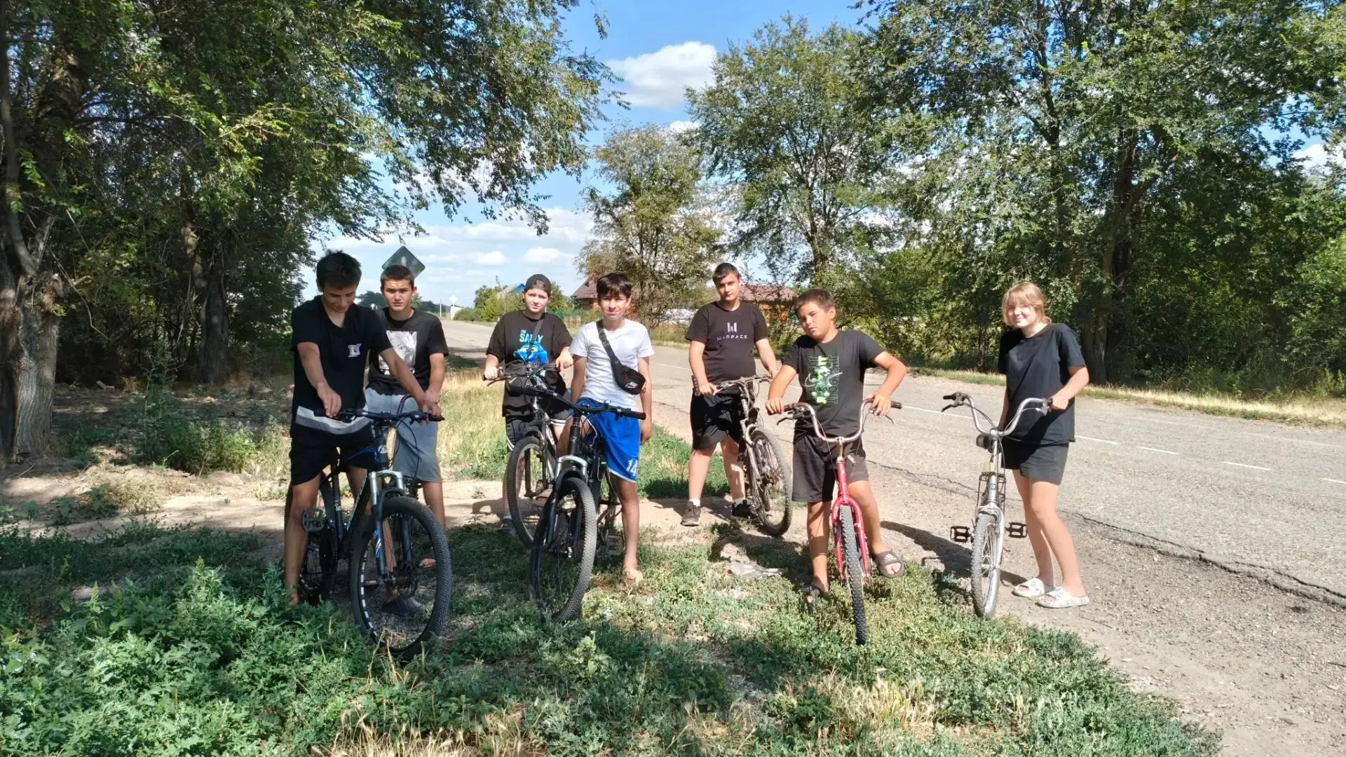 🚴‍♂️ Детский велосипедный поход: ветер, скорость и море впечатлений! 🚴‍♀️

Лето — идеальное время 