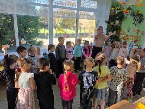 "Труду людей посвящается"