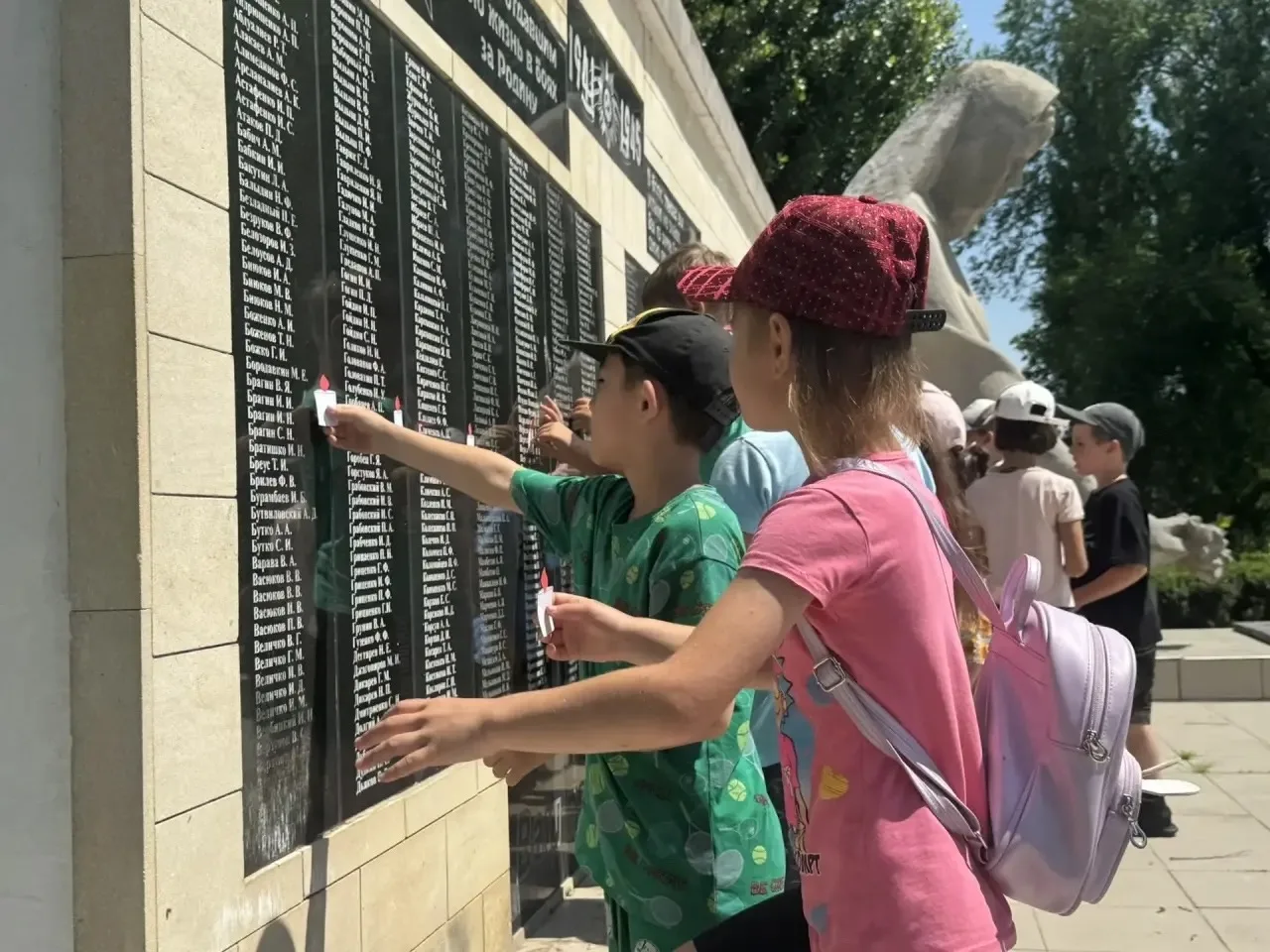 В преддверии Дня памяти и скорби наши ученики приняли участие в мемориальной прогулке «Малая Родина 