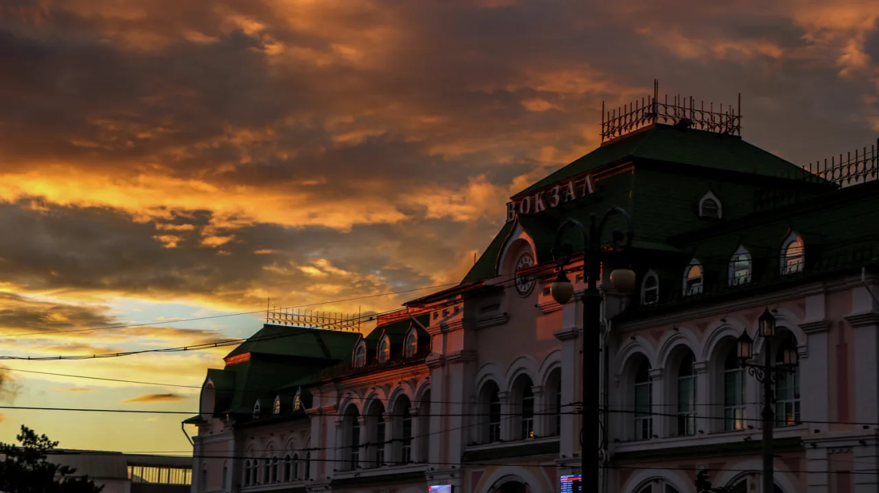 Сегодня днем в Хабаровске температура воздуха составит 21.. 23 °C, ветер северо-западный, 5 - 10 м/с