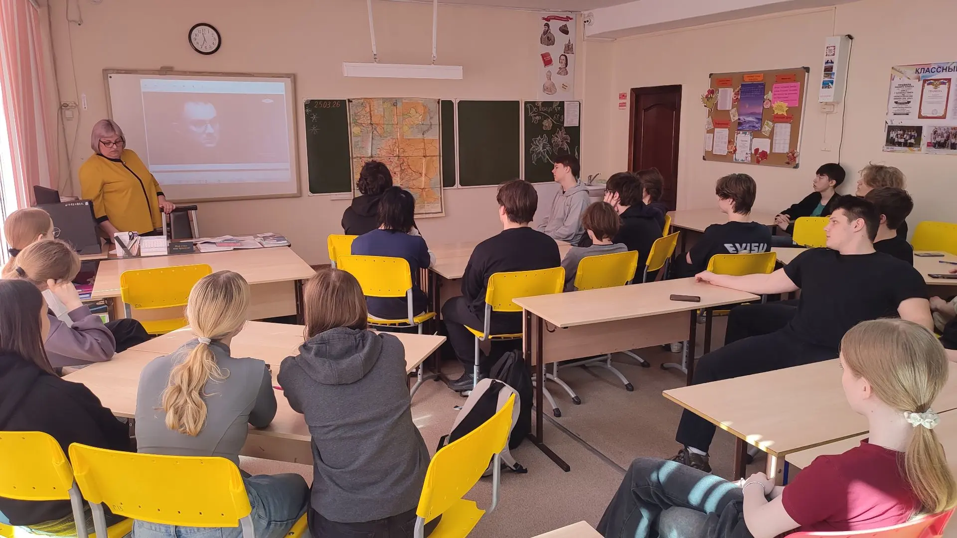 В гимназии прошло тематическое профилактическое занятие по фильму «Предатели».  ✅ Занятие прошло в ф