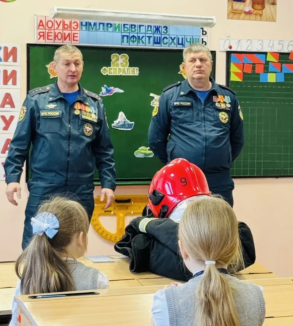 Всероссийская акция «Наши защитники Отечества» 🇷🇺  В 1А классе прошла классная встреча с сотрудникам