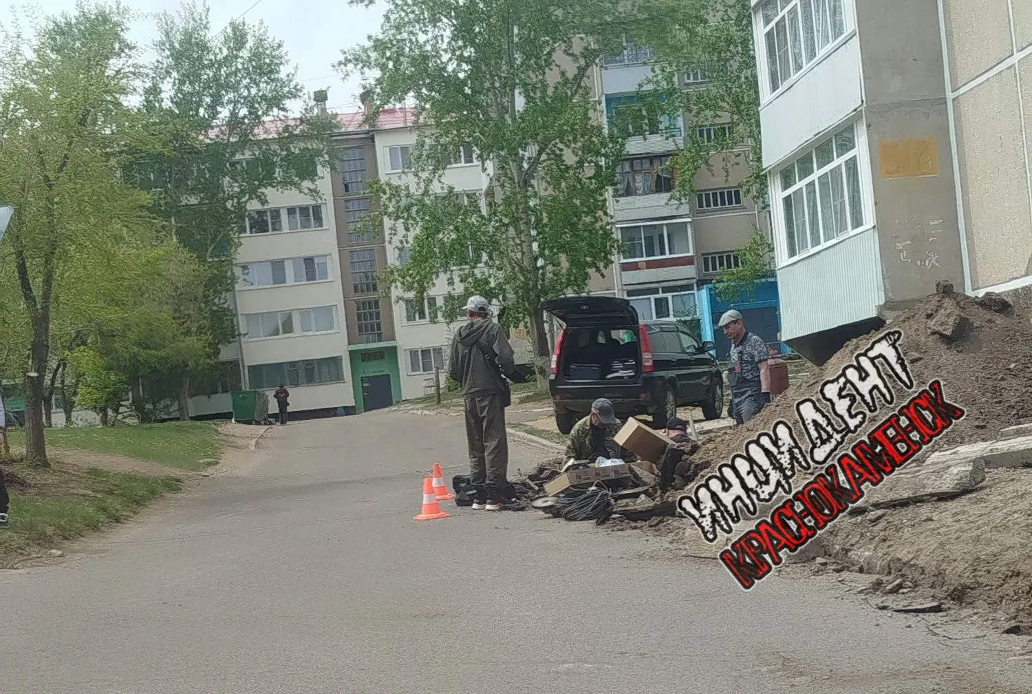 Дорожные рабочие повредили силовой кабель на жилой дом  При демонтаже бордюрного камня спецтехникой 
