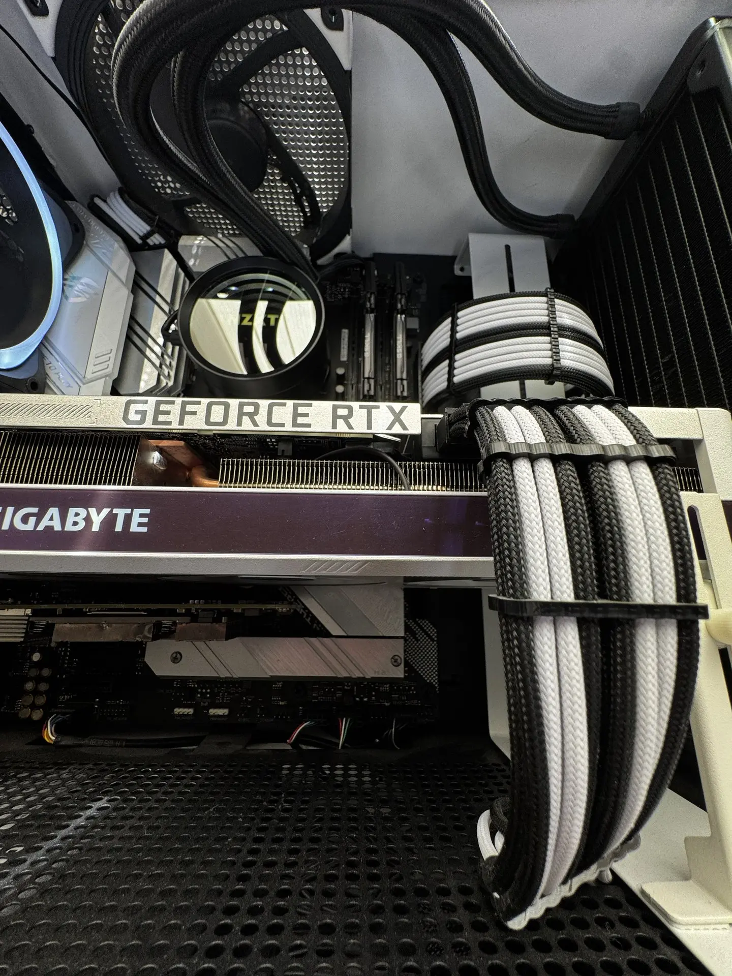 Монохромный красавец NZXT в работе по обслуживанию у Мастерской▪️