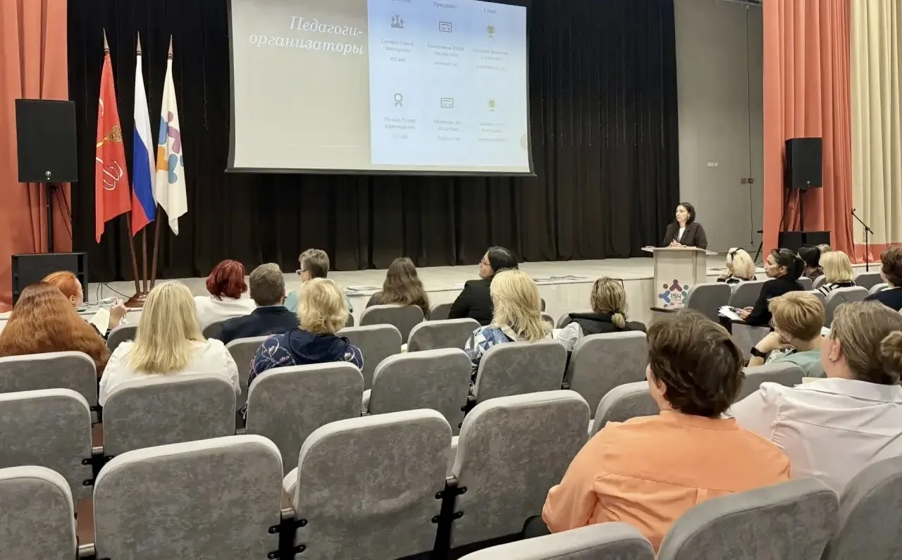 Команда классных руководителей добавляет финальные штрихи к планам и программам, готовы...