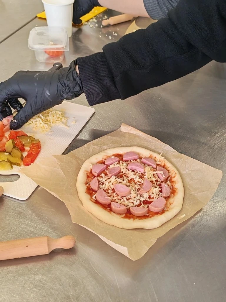 🍕 Пицца, дружба и новые навыки!  Ученики 9-х классов заглянули на профессиональную пробу в Политехни
