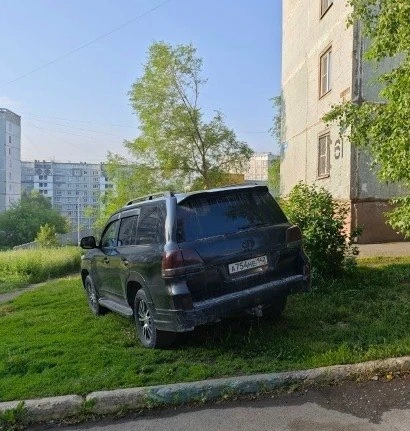 ❗Мастера парковки на газоне заметили в Новокузнецке