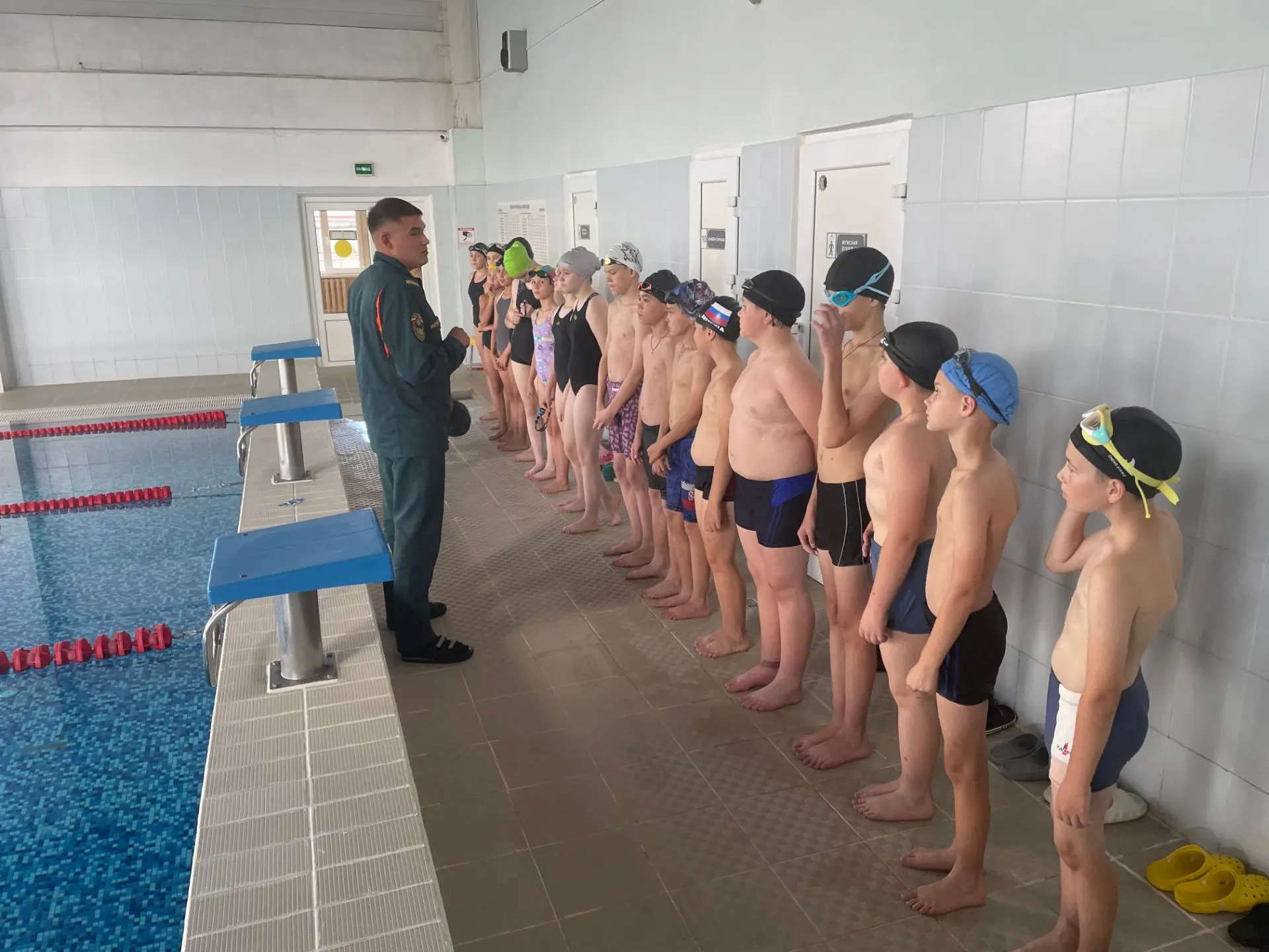 СОТРУДНИК МЧС ПРОВЕЛ БЕСЕДУ СО СПОРТСМЕНАМИ СЕКЦИИ "ПЛАВАНИЯ" 🏊нашей СШ "Локомотив".