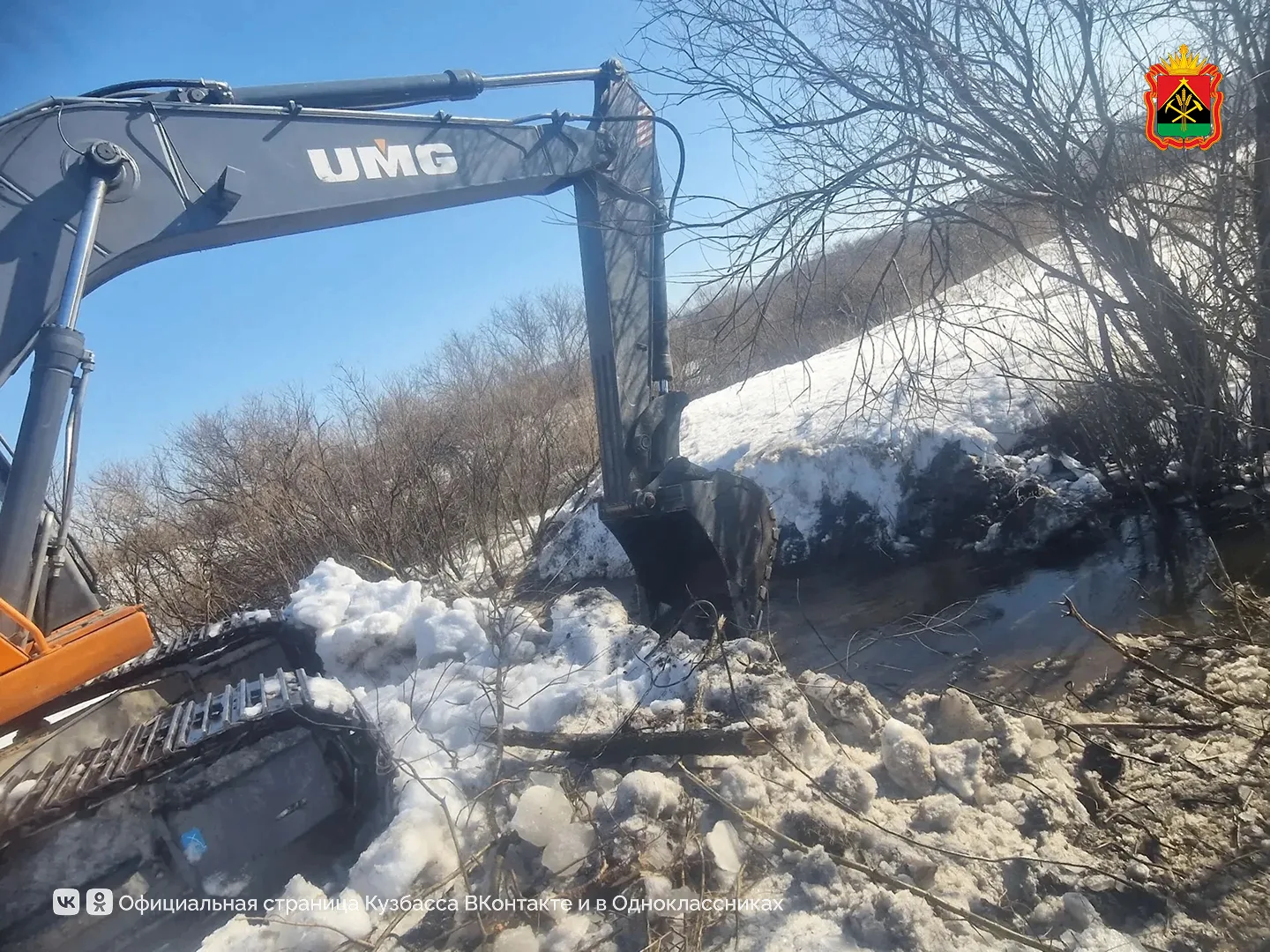 В Кузбассе готовят дороги к безаварийному пропуску паводковых вод  🚧  Специалисты очищают водопропус