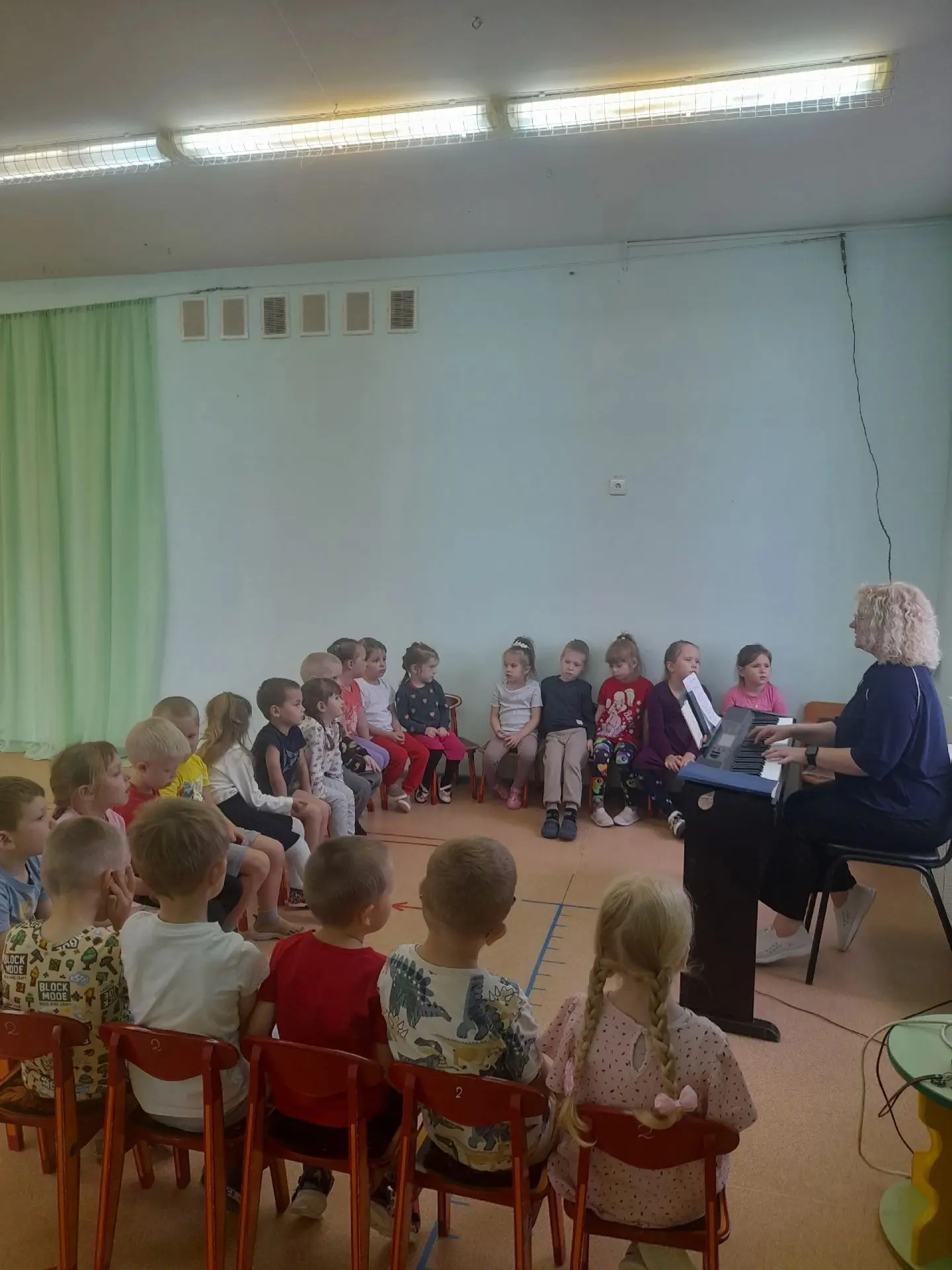 На этой неделе, на музыкальных занятиях, ребята закрепляли несколько сложных движений, ...