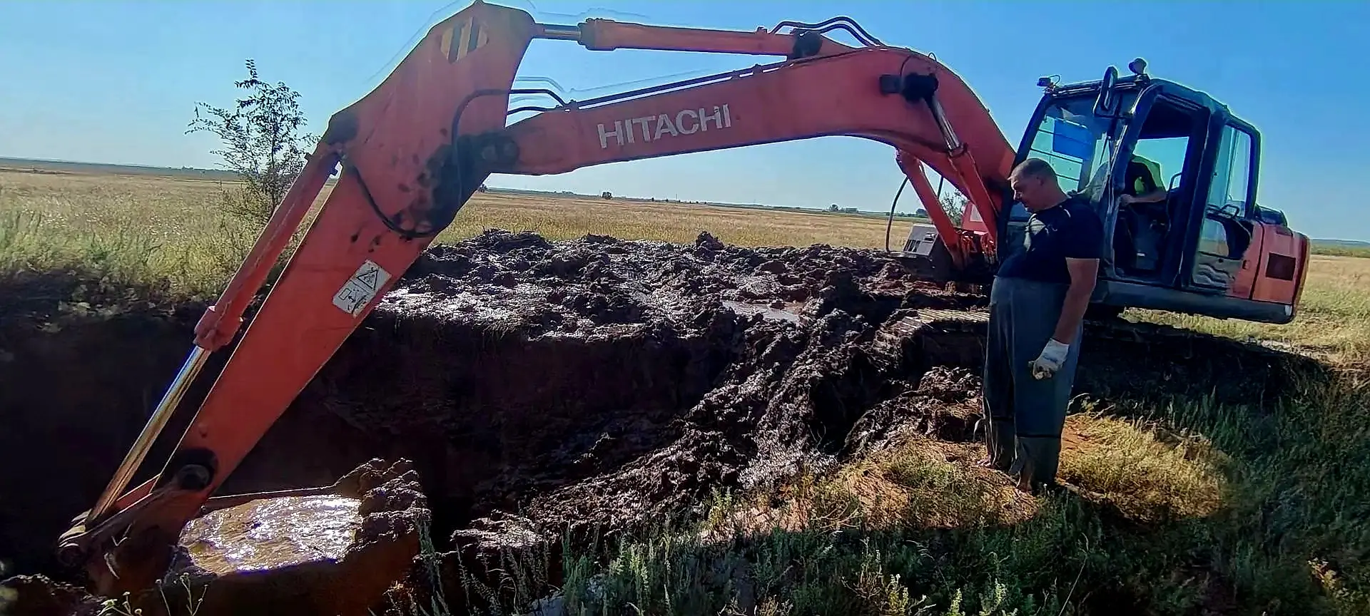 ❗️Фотографии с места аварии. Делаем всё возможное, чтобы возобновить подачу воды жителям.