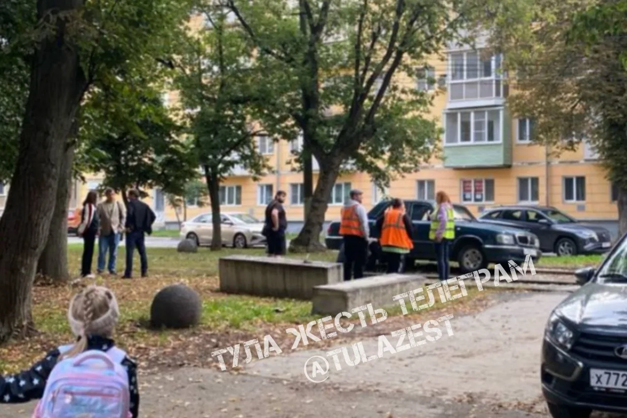 «Волга» встала на путях у школы №34