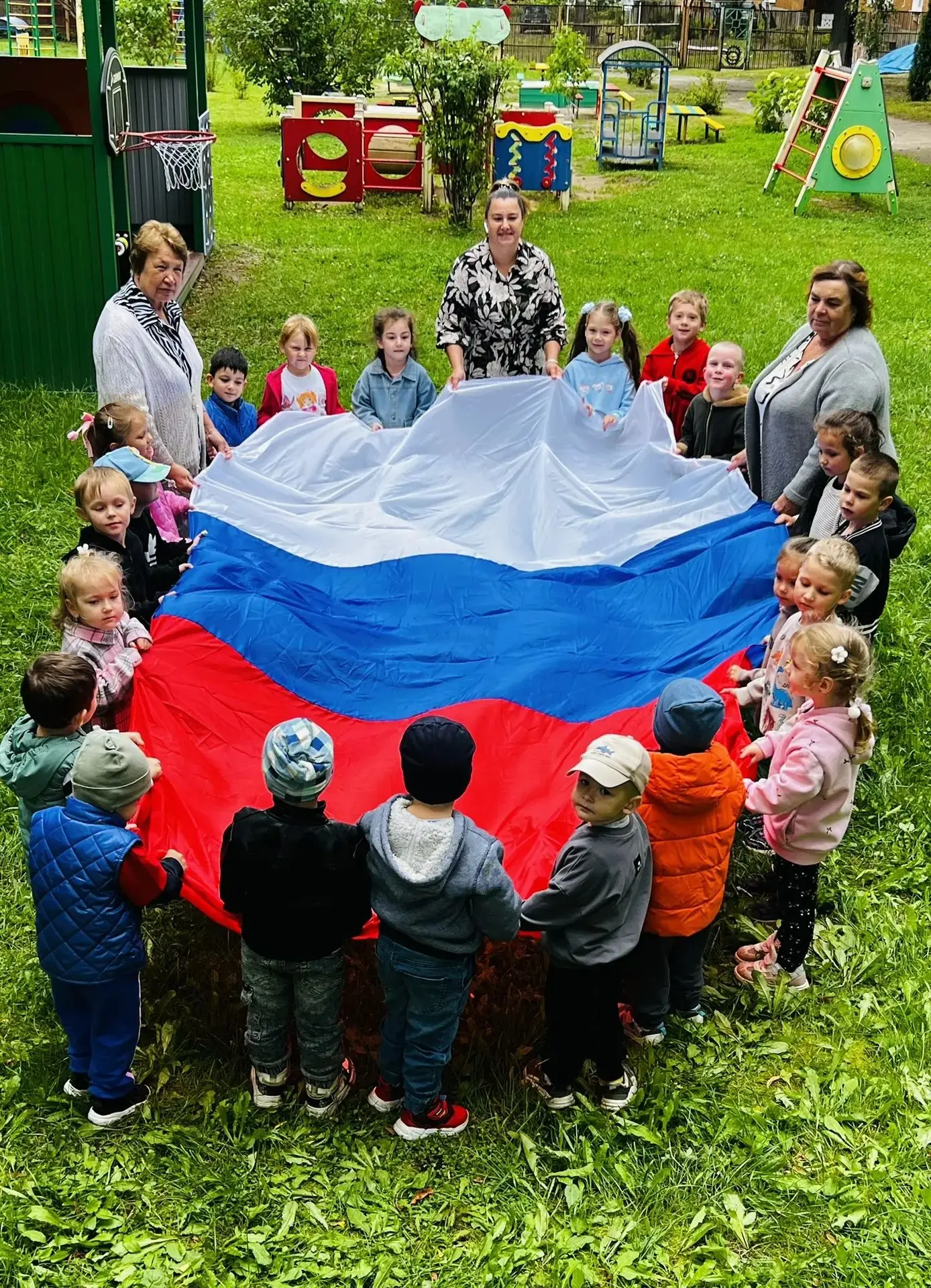 С Днем Российского флага
