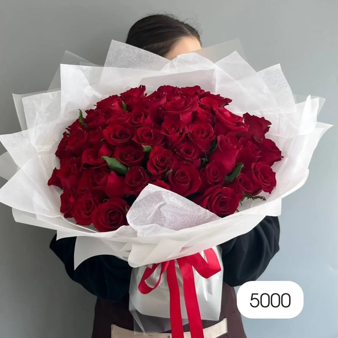 Самый короткий путь к сердцу женщины — через розы..🏹🌹

Охапка свежих роз в руках — твой VIP-пропус