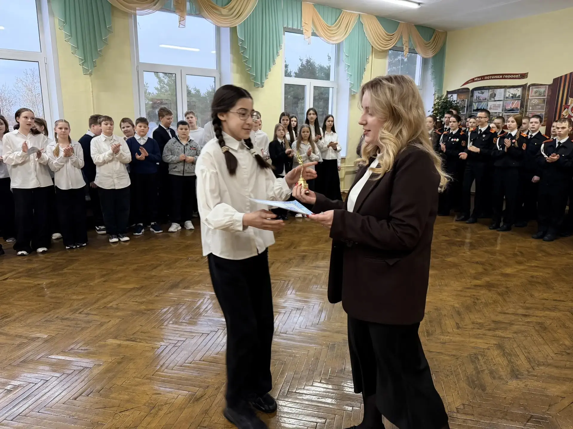 Начало новой учебной недели в нашей школе! 🏫  Сегодня, в первый день недели, состоялась традиционная