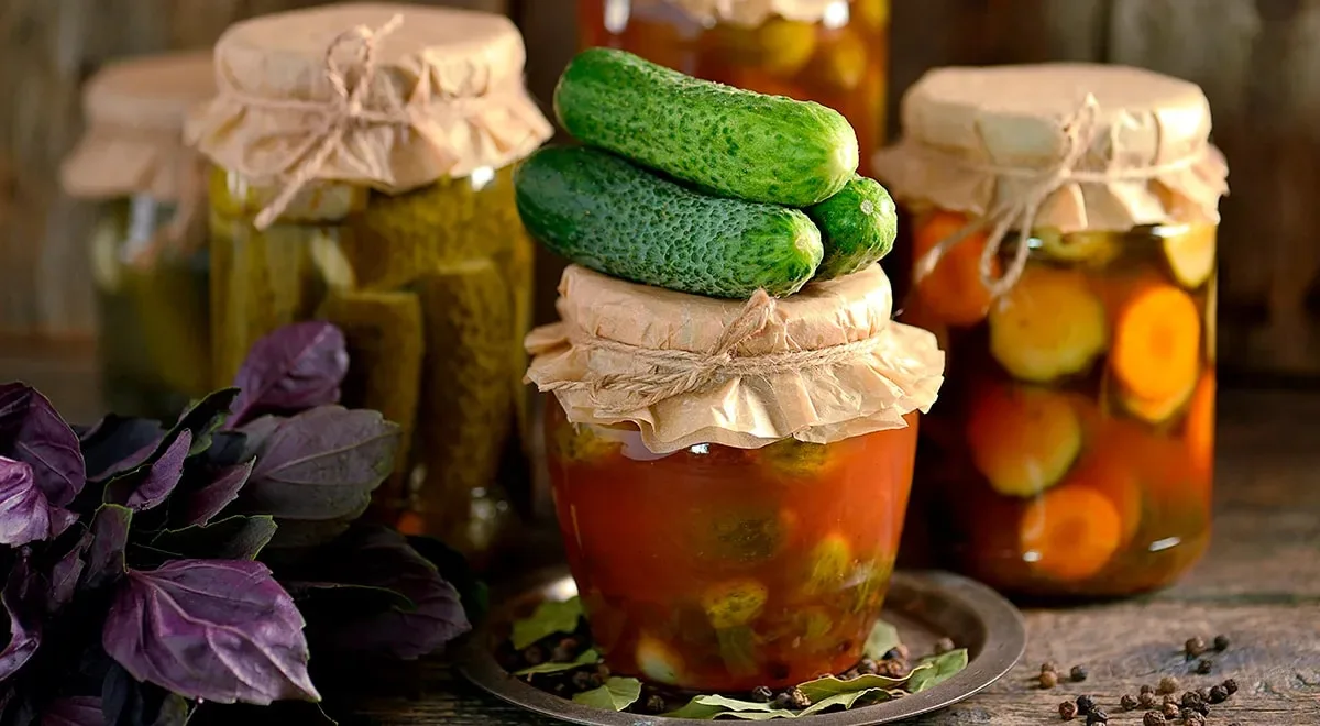 🥒 Огурцы «Кровавая Мэри» в банках

Ингредиенты: 2,5 кг огурцов, 1,7 л воды, 250 г томатной пасты, 1
