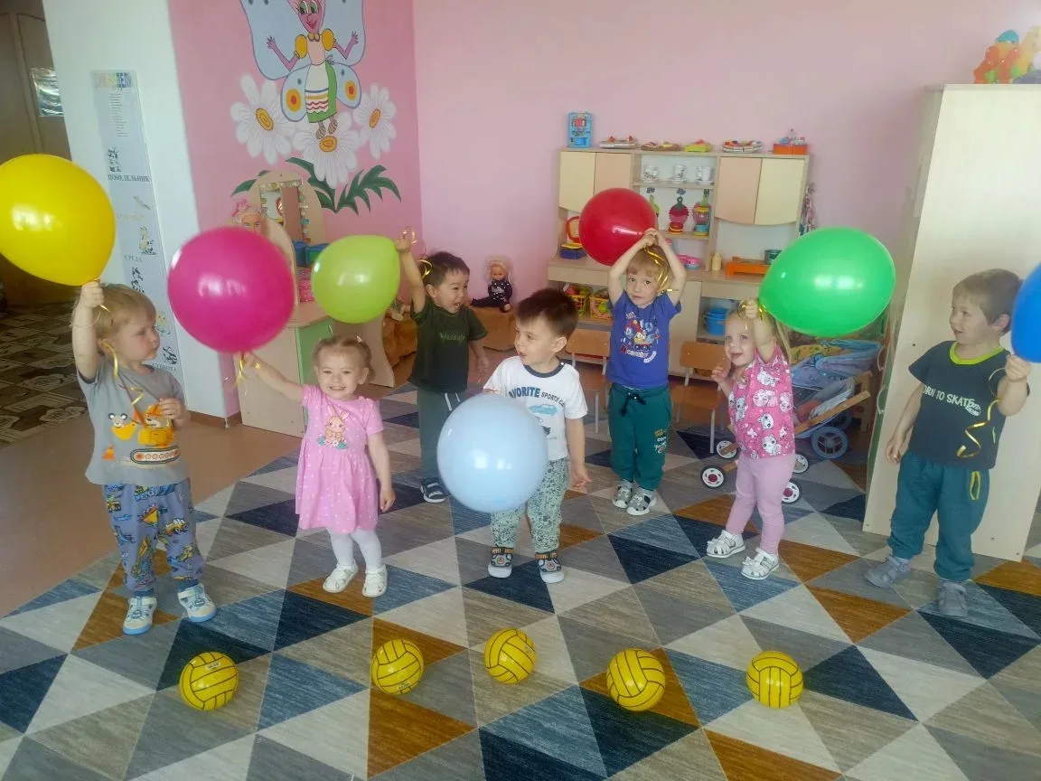 Радостно, звонко, тепло и красочно прошёл День детства в нашем детском саду.
Воспитатели старались с