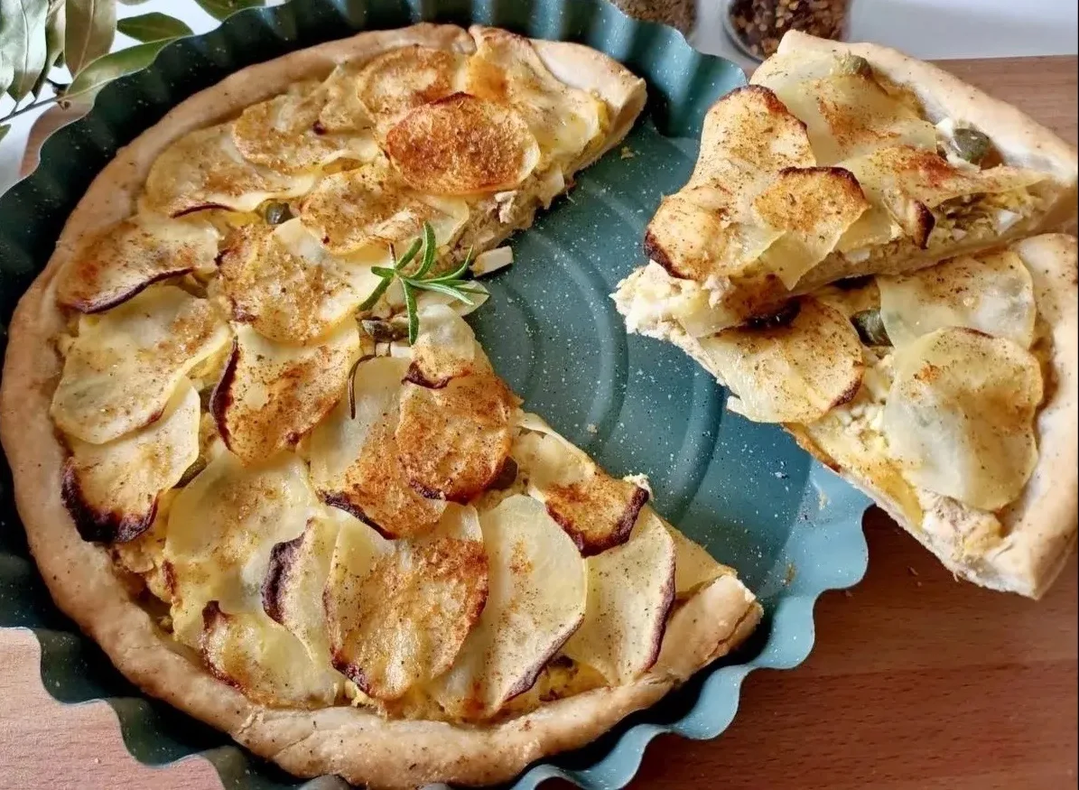 Киш с картофелем и тунцом