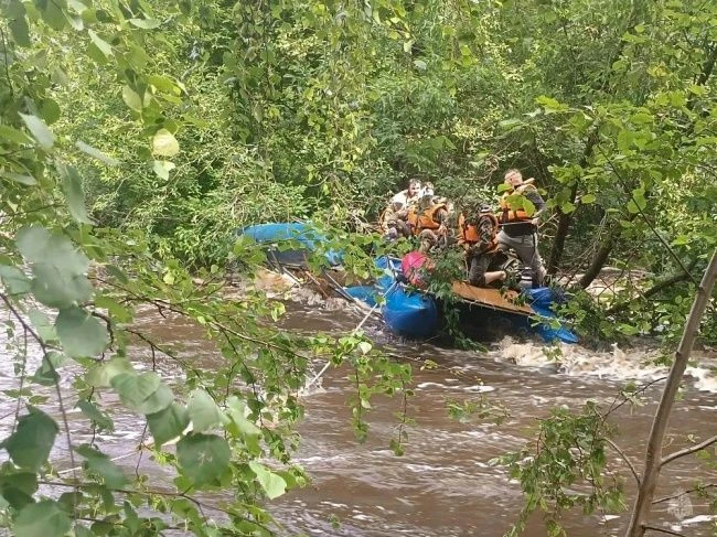 В Свердловской области на реке Реж перевернулся катамаран с пермяками