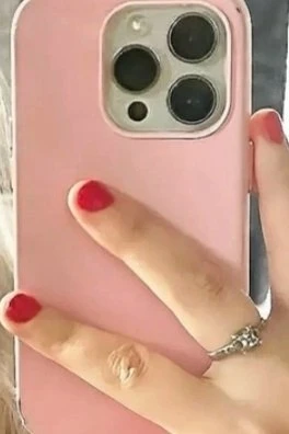 В субботу был потерян телефон 14 про, в розом чехле, просьба вернуть за вознаграждение ...