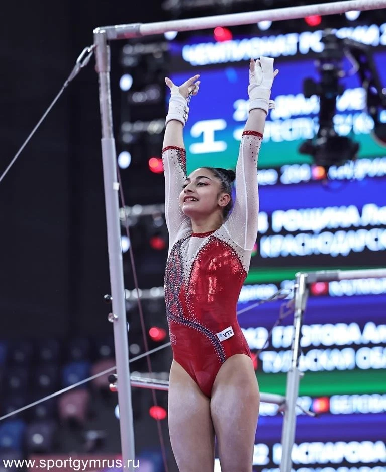 Людмила Рощина - чемпионка России в упражнении на разновысоких брусьях