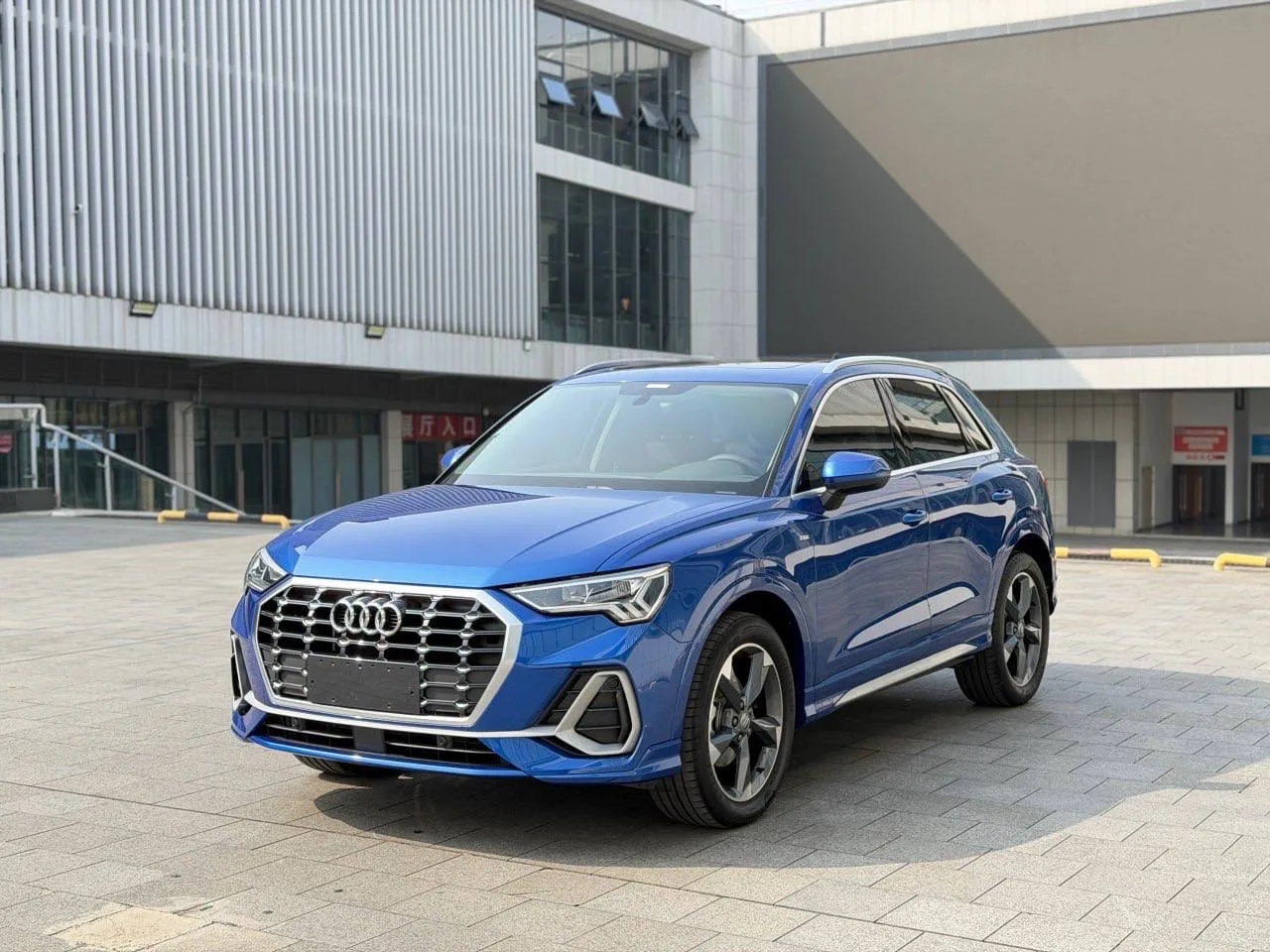 Автомобиль: Audi Q3