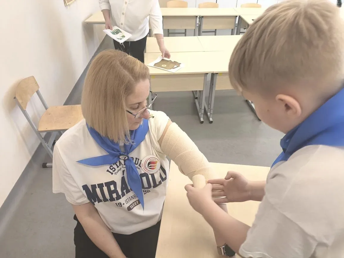 🔥 КОГДА РЯДОМ - СЕМЬЯ, ЛЮБОЕ ДЕЛО ПО ПЛЕЧУ Наша команда четвероклассников и их родителей - «Пламя» -