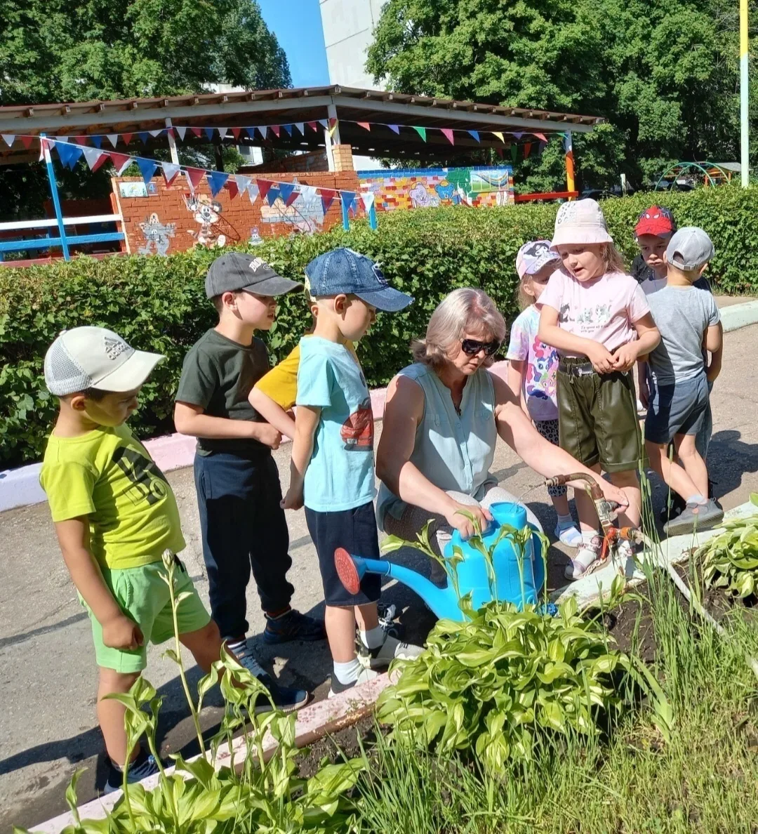 Кто в дружбу верит горячо,
Кто рядом чувствует плечо,
Тот никогда не упадёт,
В любой беде не пропадё