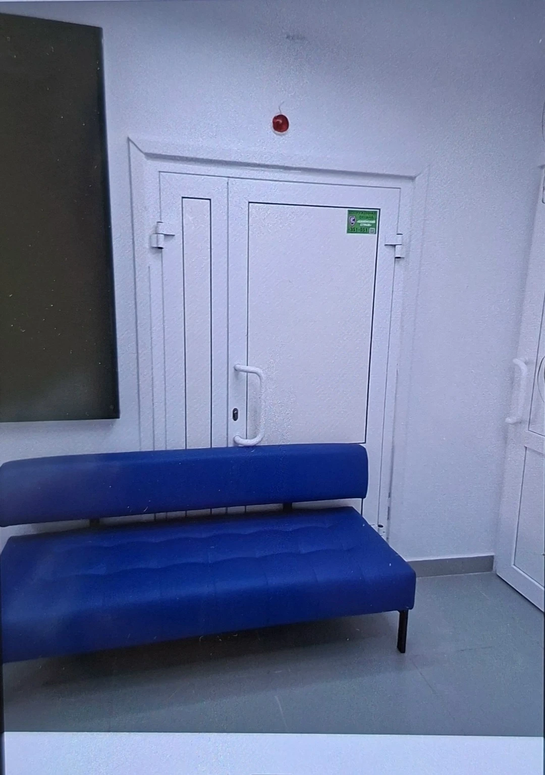 Ситуация, о которой сообщают жители, вызывает шок и возмущение. В городской поликлинике...