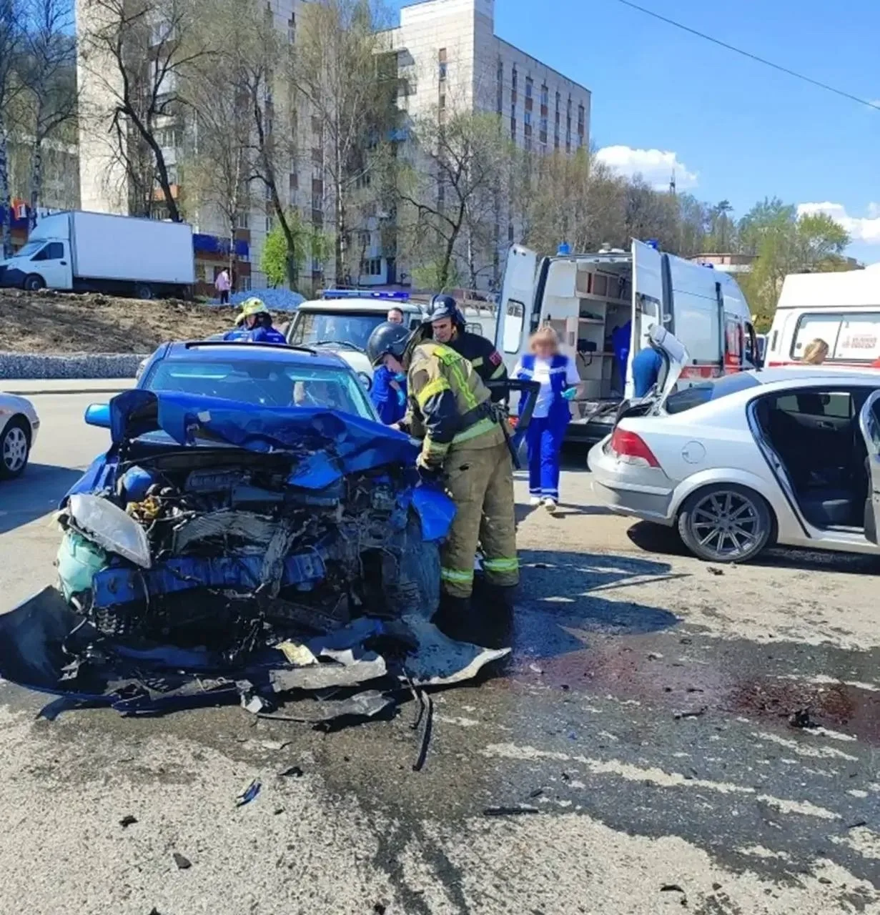 На дороге в Златоусте произошло лобовое столкновение между автомобилями «Мазда» и «Опель».  Сильный 