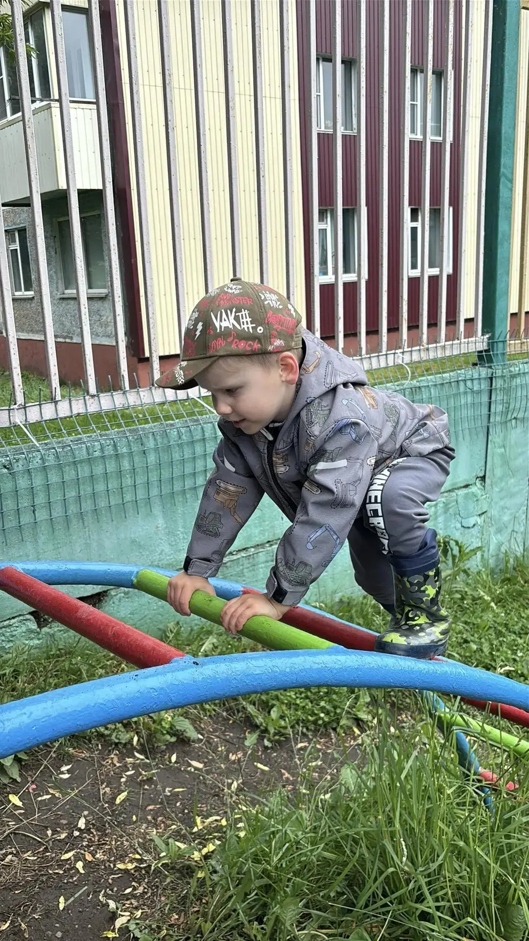 В центре внимания малышей оказалась новая лазилка. Сначала ребята подходили с опаской, ...