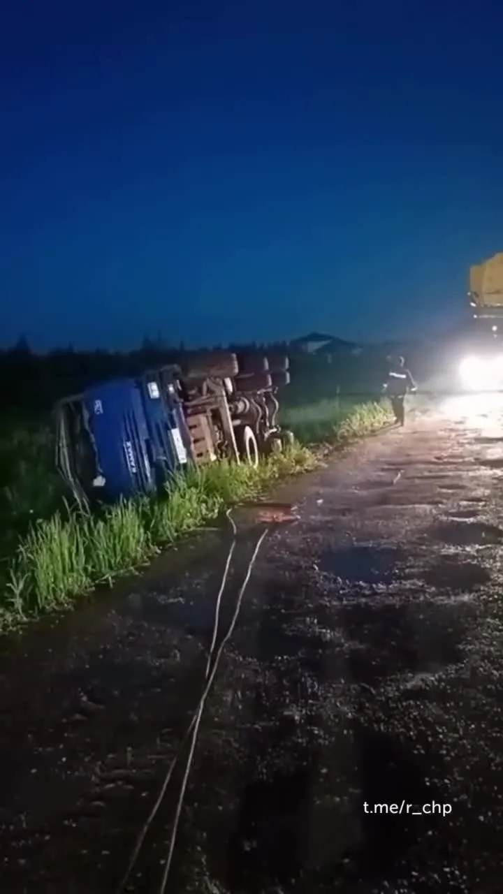 Два крановщика пытались вытащить КамАЗ, но потерпели неудачу