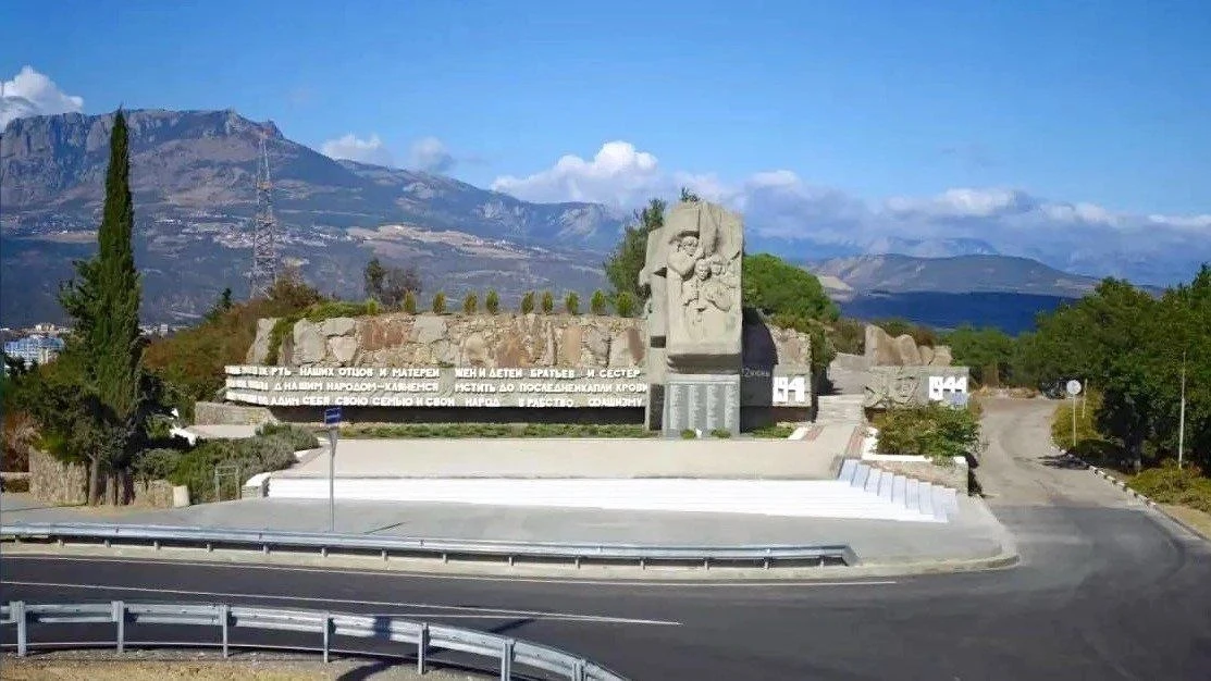 ✅В Алуште обновили мемориал крымским партизанам