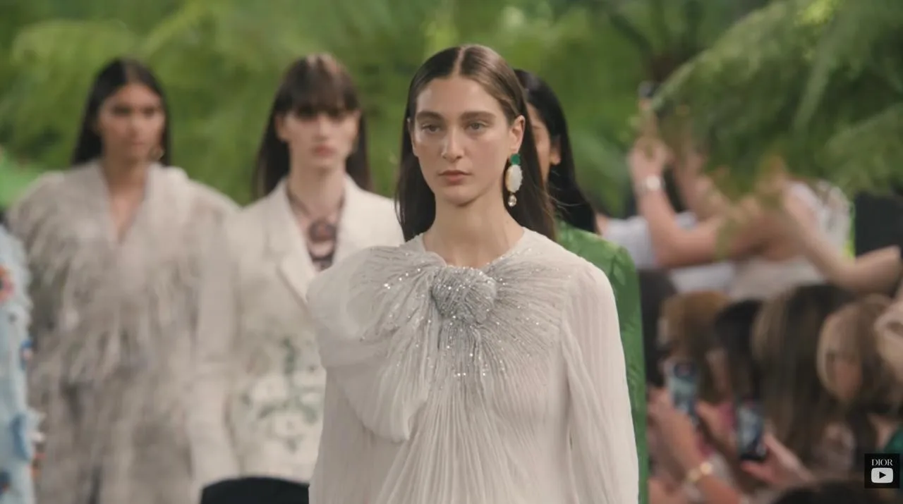 Первое впечатление от Dior Couture — невероятные всполохи зеленого, атмосфера тропиков ...