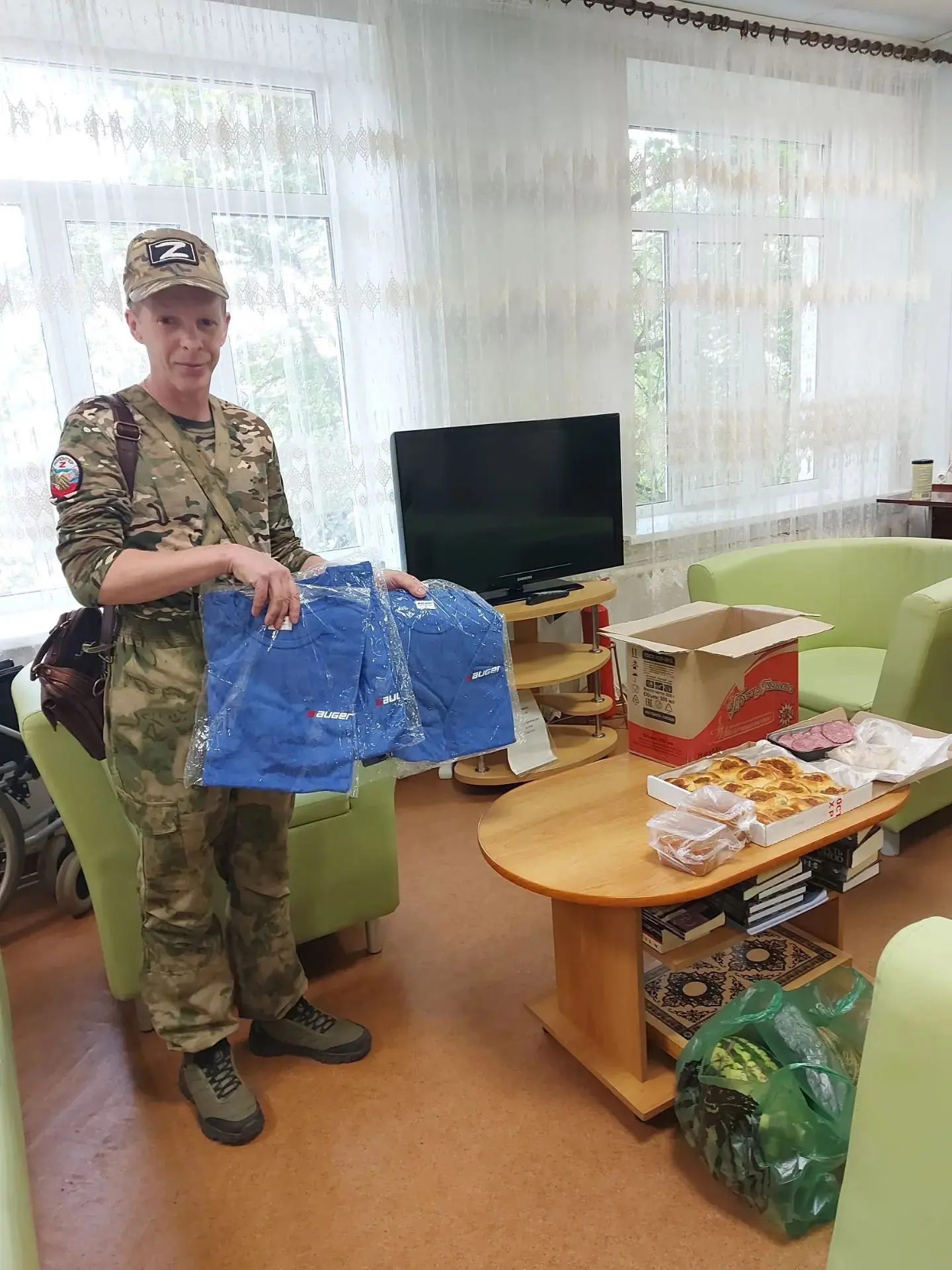 🤝🏻 Спасибо Александру "Айболиту" за две пары медицинской обуви и футболки для бойцов ...