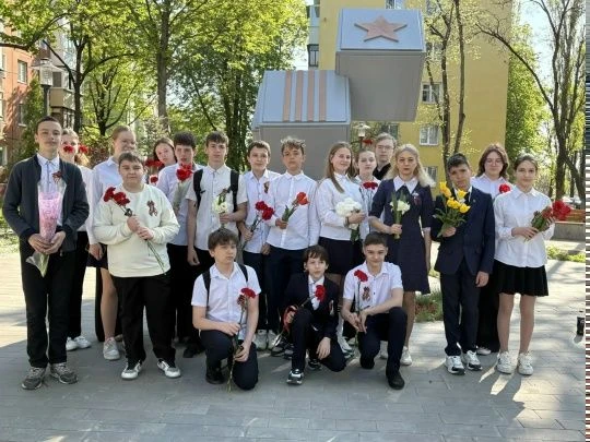 Акция «Волна памяти» Учащиеся 6А класса приняли участие в акции и возложили цветы памятнику «Слава Г