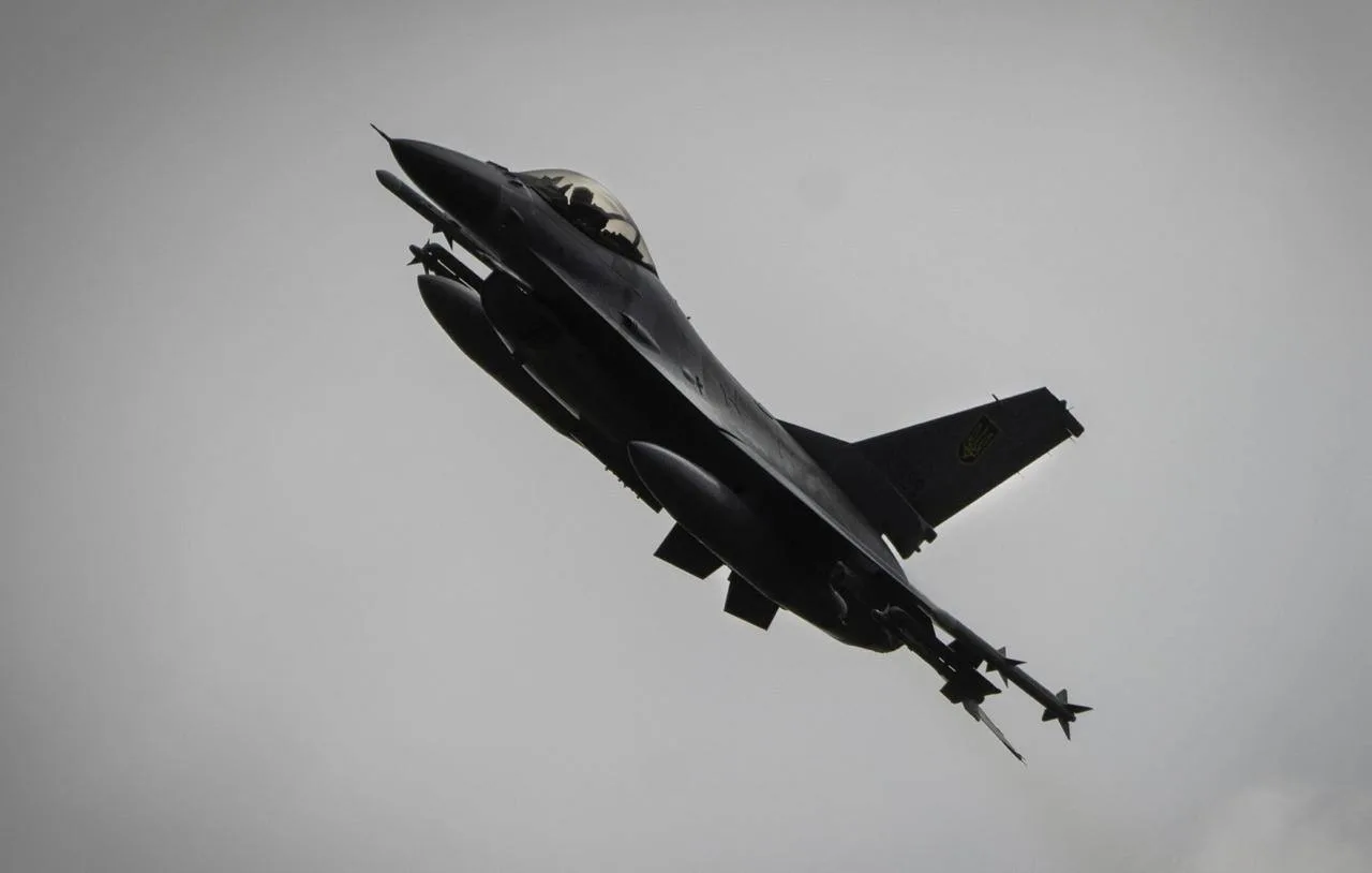 Брюссель передаст Киеву три истребителя F-16 до конца года, сообщил Зеленский.