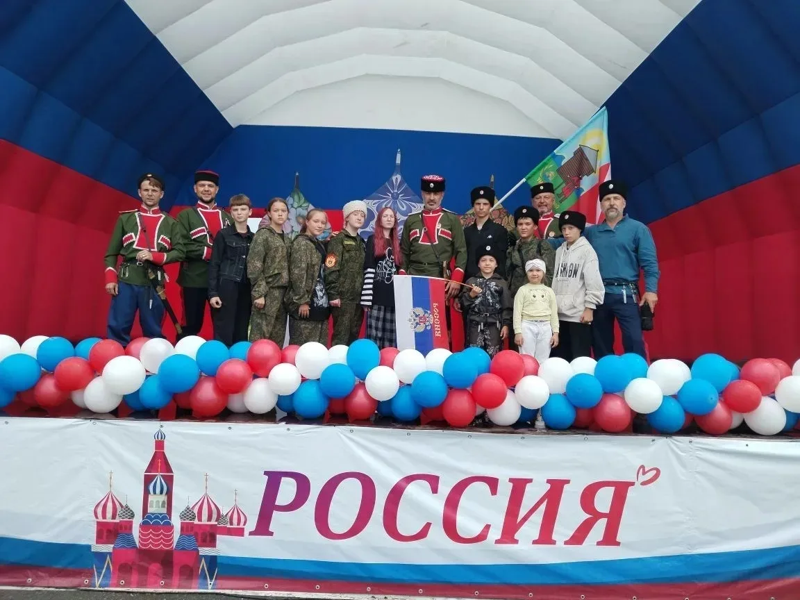 Гордость Ташары: юнармейцы отряда «ЮНСПАС» имени генерал-майора Ю.Г.Евтушенко" на праздновании Дня Р